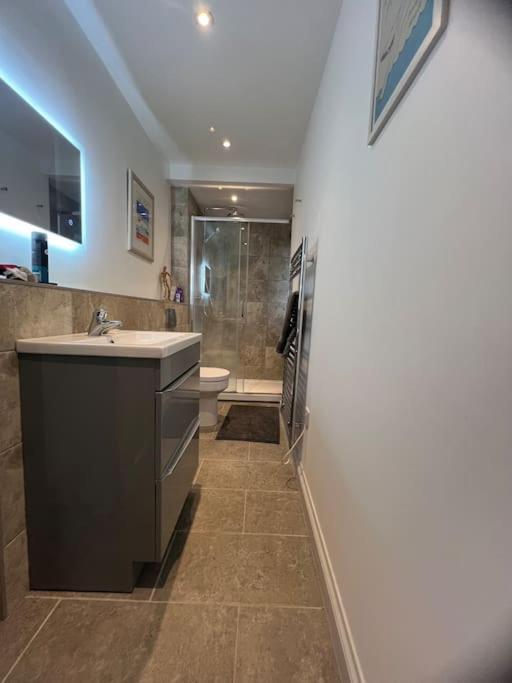 Self-Contained Ensuite Double Or Twin Bedroom In Pentir Bangor  Dış mekan fotoğraf